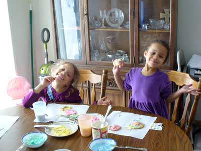 Lila and Eva decorating cookies at Richardsons.